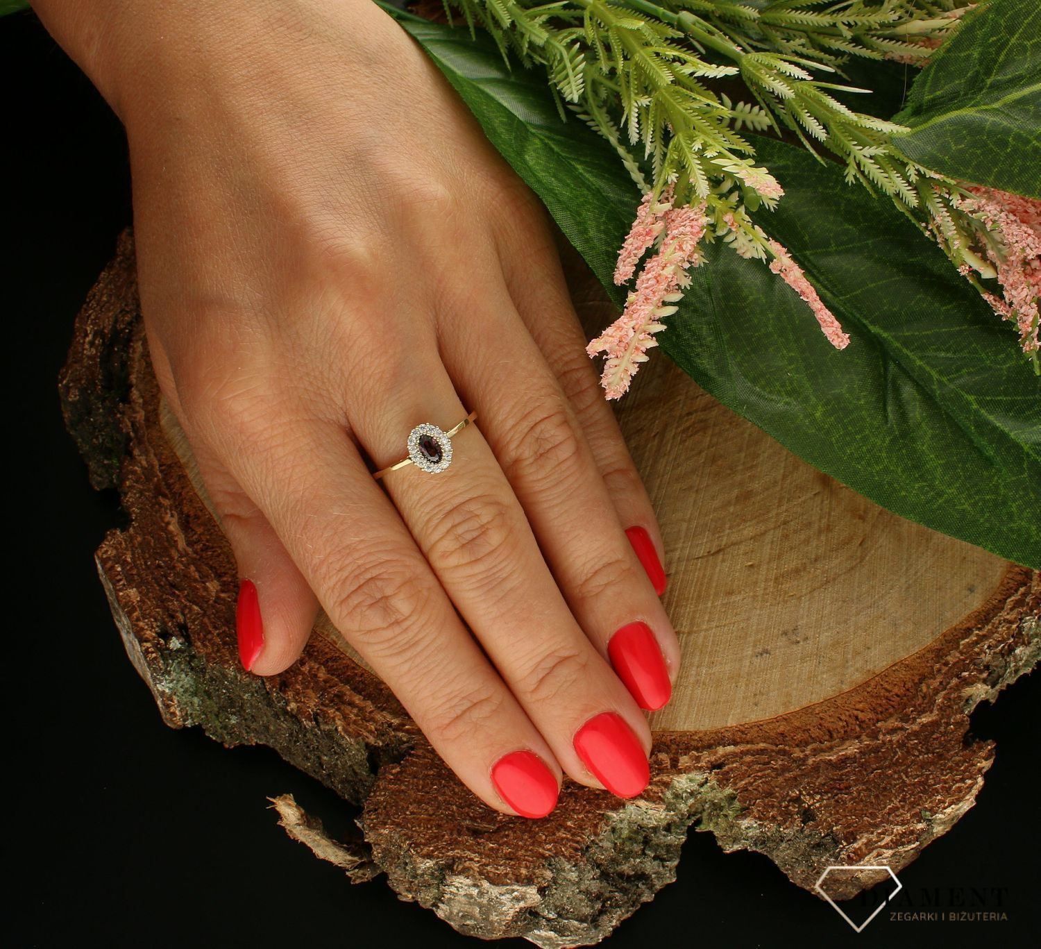 Złoty pierścionek 585 z cyrkoniami i rodolitem PI 6045E. Pierścionek został wykonany z najwyższej jakości złota próby 585. Waga pierścionka wynosi około 1,47 gram. Pierścionek został ozdobiony kamieniami naturalnymi o modnym.jpg